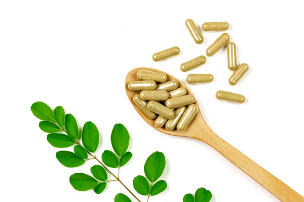 Cápsula Moringa Oleifera Sobre Cuchara Madera Con Hoja Moringa Aislada — Foto de Stock