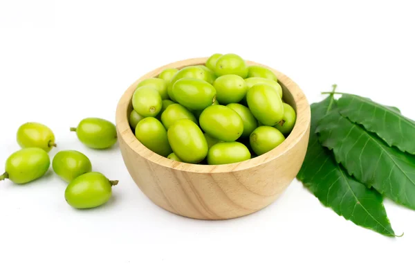 Färsk Neem Frukt Träskål Med Grönt Blad Isolerad Vit Bakgrund — Stockfoto