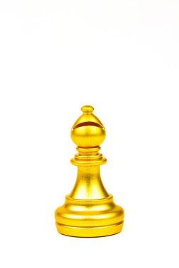 Beyaz arka planda izole edilmiş altın fil satranç figürü. Satranç, iki oyuncu arasındaki stratejiyle oynanan bir savaş oyunudur..