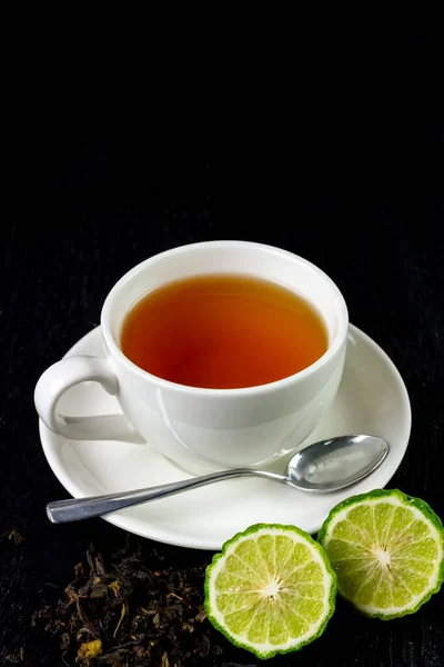 白茶或伯爵灰茶 新鲜的白菜水果 切碎在黑木桌上 — 图库照片