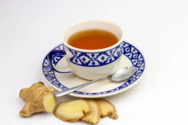 Jengibre Taza Blanca Con Jengibre Fresco Rodajas Aisladas Sobre Fondo — Foto de Stock