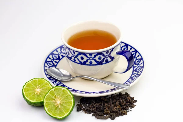 白茶或伯爵茶 白杯中的灰茶 新鲜的绿茶水果 在白色背景下被切成两半 — 图库照片