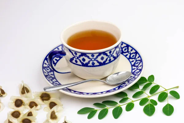 Чай Moringa Белой Чашке Свежим Зеленым Листом Семенем Изолированы Белом — стоковое фото