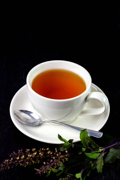 图尔西或神圣的罗勒茶在白色的杯子与新鲜的图尔西分支分离的黑色背景 印度的阿育吠陀医学 — 图库照片