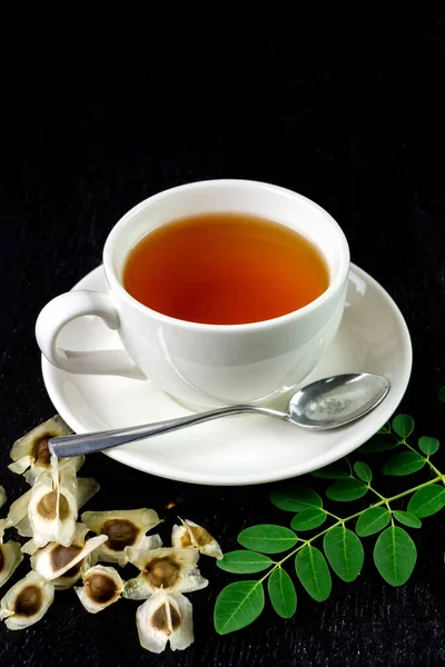 Чай Moringa Белой Чашке Свежим Зеленым Листом Семенем Черном Деревянном — стоковое фото