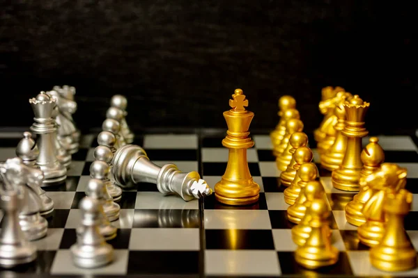 Gold King Schackfigur Och Lag Vinner Silverschackfigur Ombord Lagarbete Och — Stockfoto