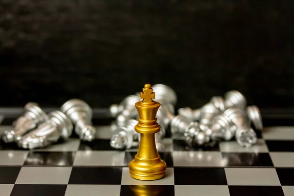 Gold King Schaakfiguur Wint Alle Zilveren Schaakfiguren Aan Boord Management — Stockfoto