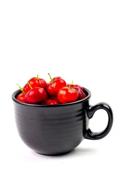 Acerola Cherry Barbados Cherry Taza Negra Aislada Sobre Fondo Blanco — Foto de Stock