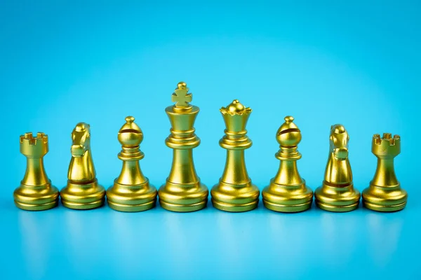 Gouden Schaakfiguur Blauwe Achtergrond Gebruik Van Schaakspellen Voor Management Marketing — Stockfoto