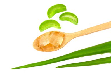 Aloe Vera jeli ahşap kaşıkta, beyaz arka planda izole edilmiş taze aloe vera ile, üst manzara.