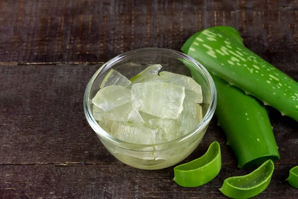 Aloe Vera Gel Dalam Mangkuk Kaca Transparan Dengan Aloe Vera — Stok Foto