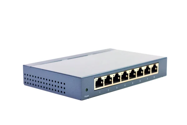 8-port gigabit masaüstü anahtarı beyaz arkaplanda izole edildi. Verileri ve aygıtı paylaşmak için yerel alan ağı oluşturmak için bileşenler.