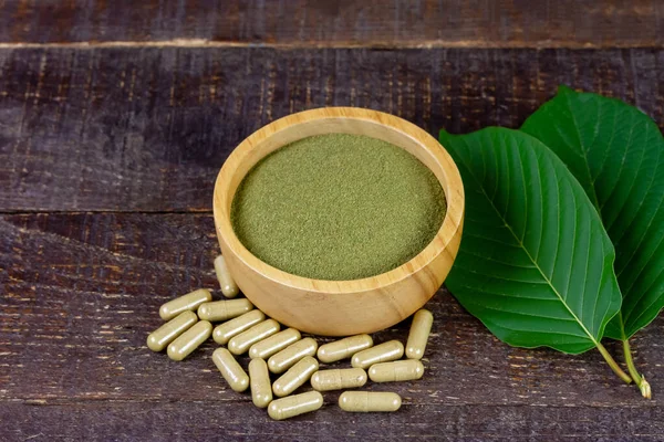 Mitragyna Speciosa Korth Polvo Kratom Tazón Madera Con Cápsulas Hoja — Foto de Stock