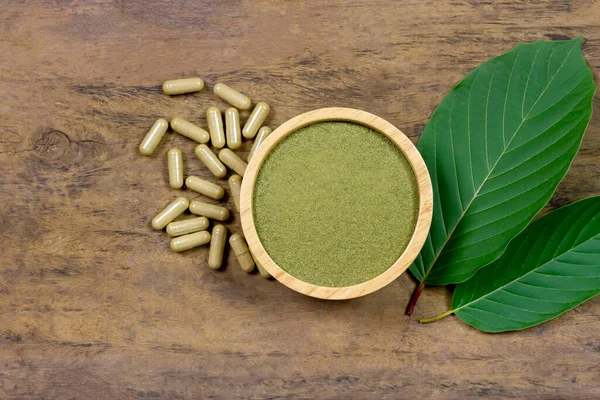 Mitragyna Speciosa Korth Atau Bubuk Kratom Pada Kapsul Mangkuk Kayu — Stok Foto