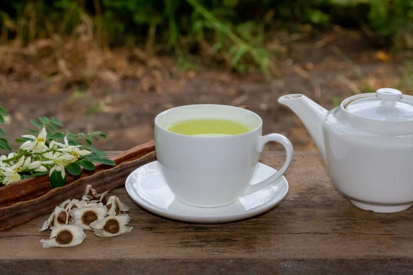 Herbata Moringa Białym Kubku Świeże Zielone Liście Kwiat Pod Nasiona — Zdjęcie stockowe