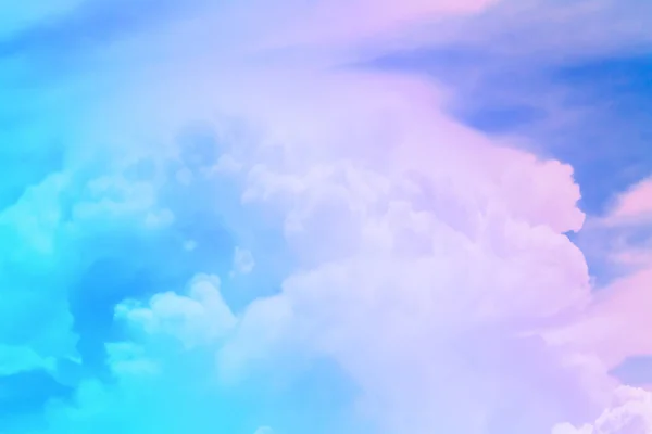 미묘하게 배경을 이루고 하늘의 부드러운 구름은 파스텔의 색조를 있습니다 오후의 — 스톡 사진
