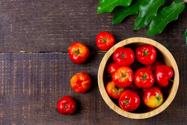 Acerola Cherry Barbados Cherry Wooden Bowl Green Leaf Rustic Wooden — Stockfoto