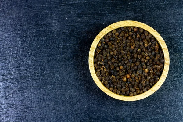 Black Pepper Wooden Bowl Black Wooden Background Top View — Stock Photo, Image