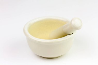 Beyaz seramik havan ve beyaz arka plan üzerinde izole havaneli.