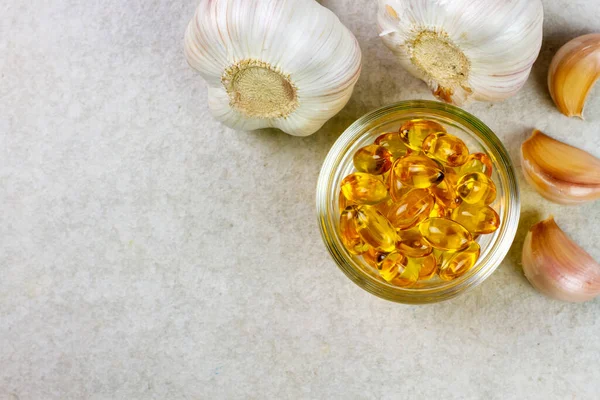 Gel Lembut Kapsul Minyak Bawang Putih Dalam Mangkuk Kaca Dengan — Stok Foto