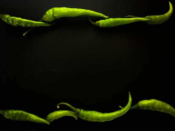 Chilies Verdes Naturais Fundo Escuro Vista Superior Com Fundo Comida — Fotografia de Stock