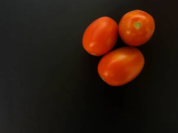 Φυσικές Ντομάτες Σκούρο Φόντο Κάτοψη Φόντο Φαγητό Μαύρο Πέτρινο Τραπέζι — Φωτογραφία Αρχείου