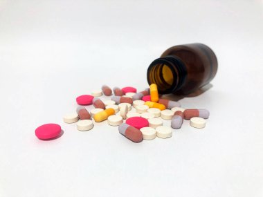 İlaç hapları ya da tabletler Kahverengi Cam Şişeden Düşüp Çıktı.