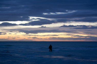 Balık adam günbatımı üzerinde