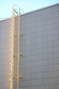 Pürüzsüz bir arka plan, mimari zemin ve doku karşısında beyaz yangın merdiveni.