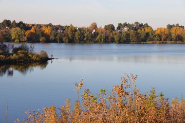 Nehir kıyıları boyunca sararmış ağaçlar, yalnız balıkçılar, parlak bir altyapısı var.