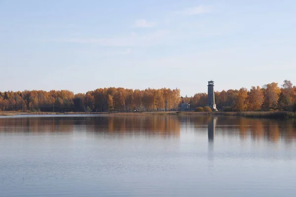 莫斯科地区湖滨的老灯塔 黄树间 明亮的秋天背景 2021年 — 图库照片