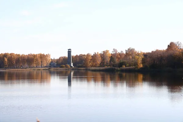 Farol Velho Margem Lago Entre Árvores Amareladas Fundo Outono Região — Fotografia de Stock