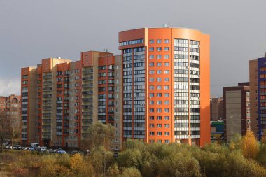 Çoklu apartman binası, Moskova yakınlarında yeni binalar, Ekim 2021.