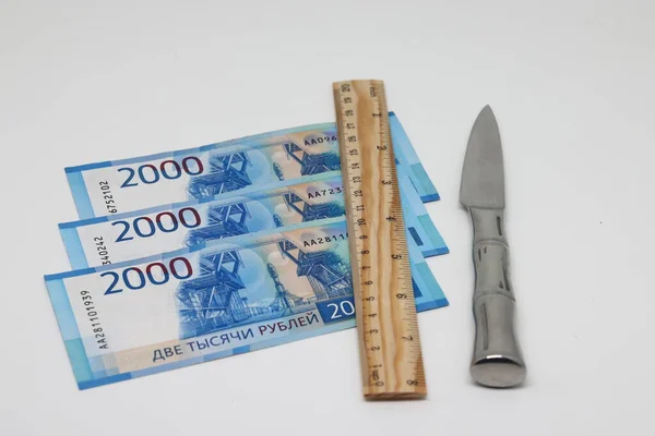 Lineal Und Messer Sind Auf Russischen Banknoten Reduzierung Der Finanziellen — Stockfoto