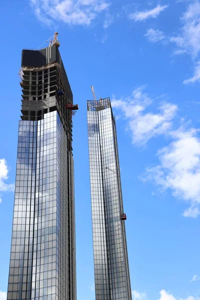 Construção Arranha Céus Cidade Moscou Contra Céu Azul Moscou Abril — Fotografia de Stock