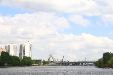 Moskva Nehri üzerindeki köprü ve liman, Nagatinsky Zaton, Mayıs 2021.