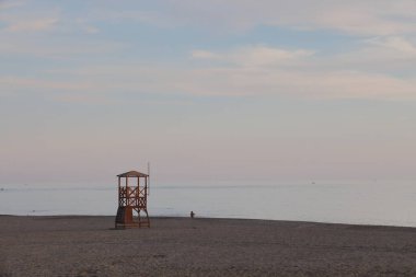 Alanya 'da ıssız bir sahilde cankurtaran kulesi, minimalizm, Kasım 2021.