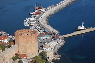 Alanya 'nın tarihi Kızıl Kulelerine karşı liman, rıhtım ve tekneler, Kasım 2021.