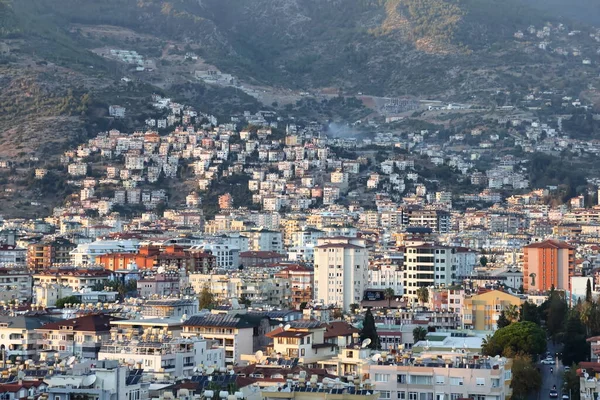 2021年11月トルコ アランヤの森林に囲まれた山の上の高密度都市開発 — ストック写真