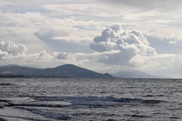 海と山の景色と雄大な雲 アランヤ トルコ 2021年11月 — ストック写真