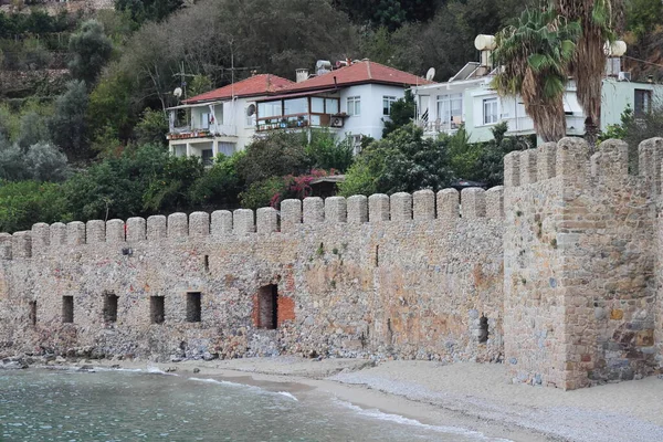 靠近古城墙的大海 背景是一座绿树成荫的住宅 — 图库照片