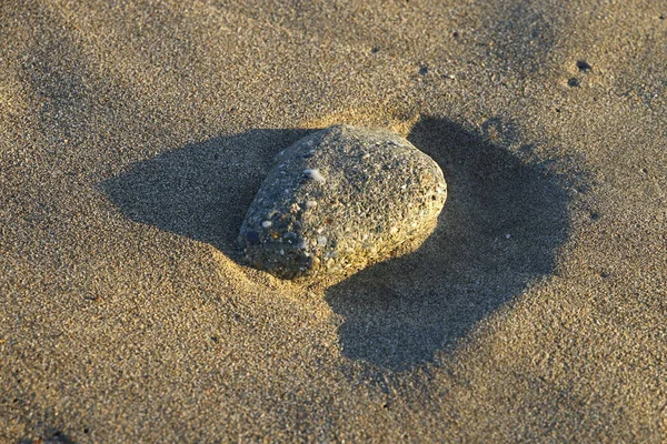 Камінь Лежить Дірі Мокрій Піску Кидає Тінь Промені Вечірнього Сонця — стокове фото