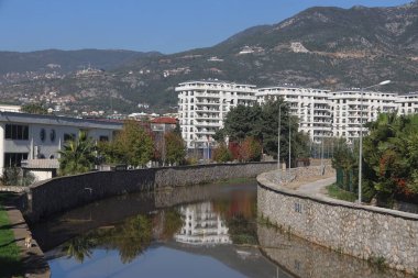 Alanya, Aralık 2021 'de, Alanya' daki yerleşim yerleri ve dağların arka planına karşı nehrin taştan seti..