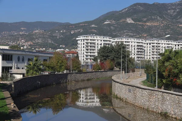 Alanya, Aralık 2021 'de, Alanya' daki yerleşim yerleri ve dağların arka planına karşı nehrin taştan seti..