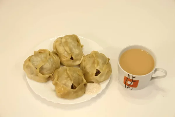 Yabanturplu Manti Bir Fincan Sütlü Çay Lezzetli Diyet Yemekler — Stok fotoğraf