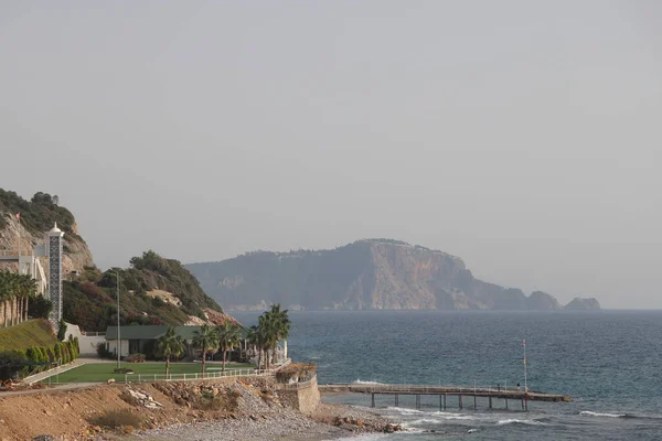 以海山为背景的海滨酒店 2021年11月 阿拉亚 — 图库照片