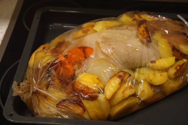 Качка Картоплею Морквою Яблуками Запечена Рукаві Чорному Тлі Дієтичний Продукт — стокове фото