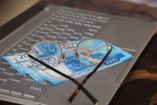 Russian Banknotes Glasses Lie Laptop Keyboard Freelance Earnings Russian Rubles — Foto Stock