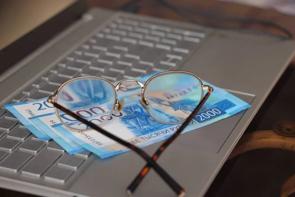 Billetes Vasos Rusos Encuentran Teclado Del Ordenador Portátil Ganancias Independientes — Foto de Stock