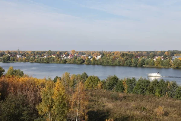 Wohnbebauung Flussufer Herbstbüsche Weißes Boot — Stockfoto